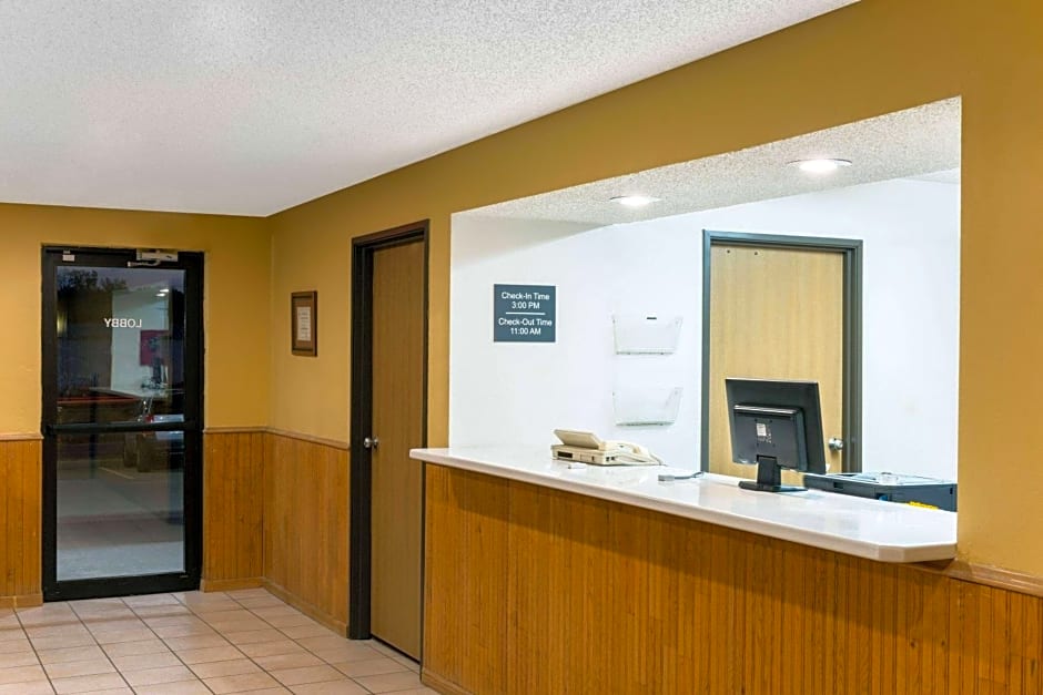 Super 8 by Wyndham Warrenton
