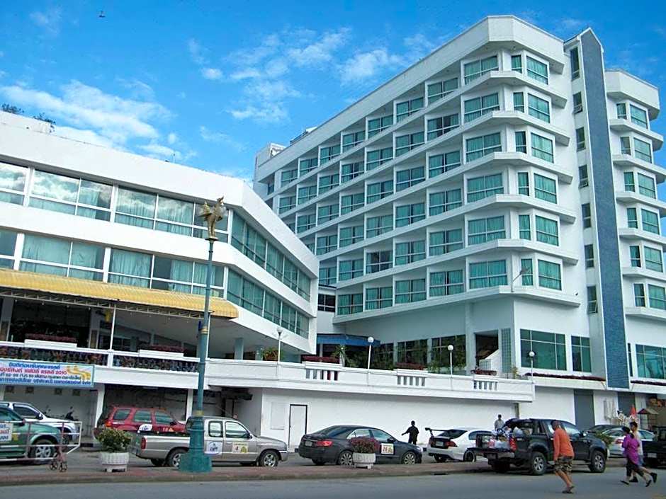 Viangtak Riverside Hotel