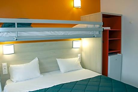 Triple Room with 1 Double Bed 1 Single Bed With Shared Bathroom And Toilet