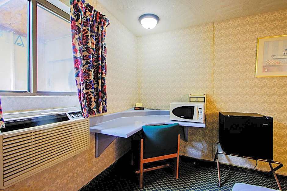 OYO Hotel Chapmanville Inn, WV - Hwy 119