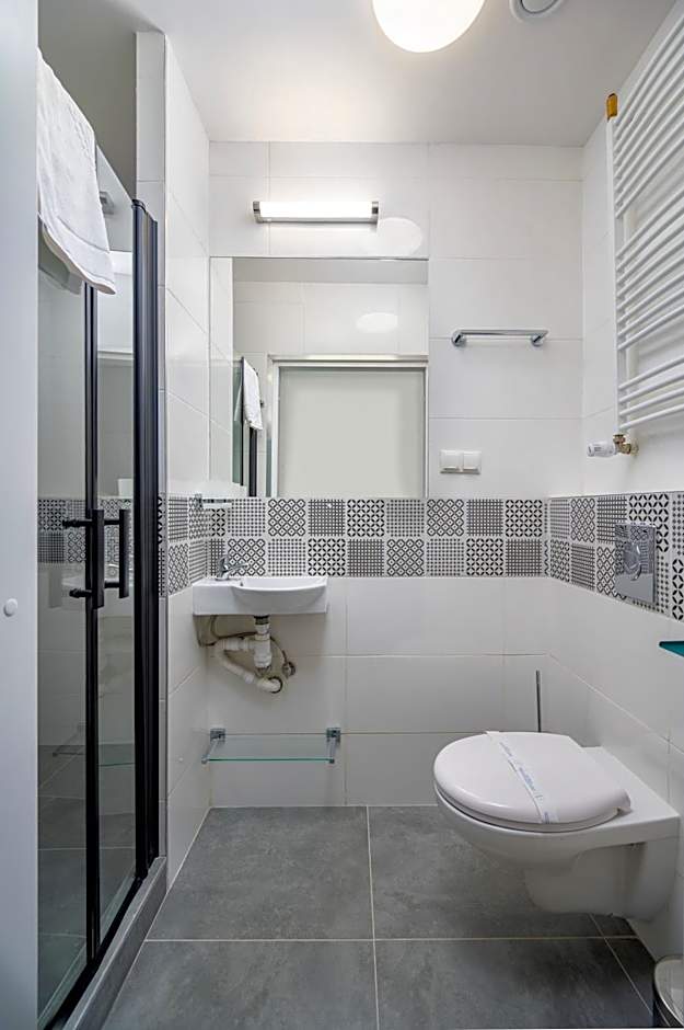 JESS INN Hostel Rondo Charles de Gaulle