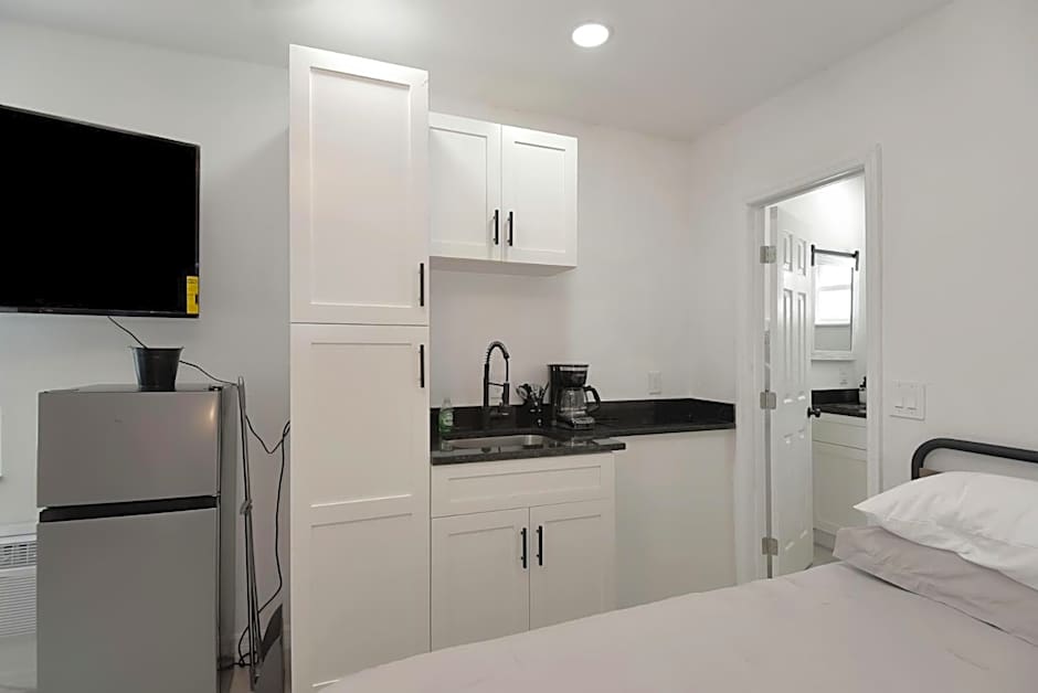 Daytona Studio Suite Queen Bed Walk In Shower #3