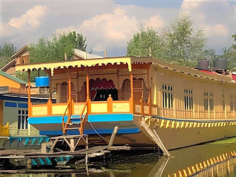New Perfume Garden Group Of Houseboats