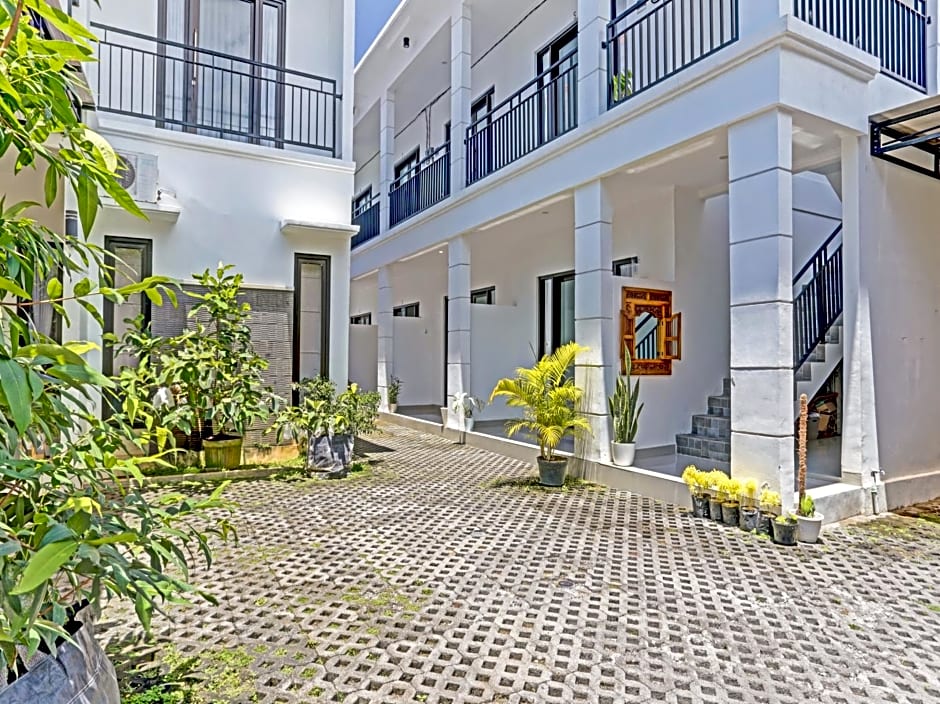 OYO 90525 White Guesthouse