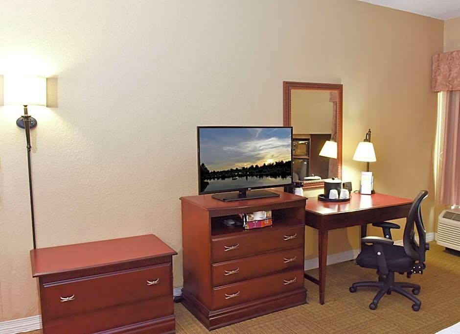 1 King Bed, Mobility Accessible — 3 fotoğraftan 1. fotoğraf