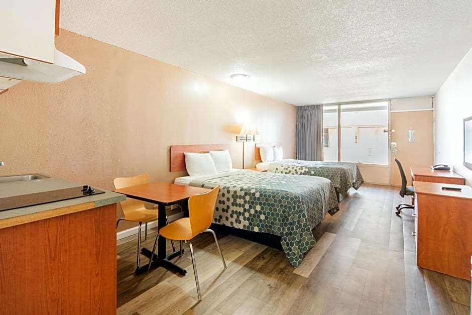 Econo Lodge Inn & Suites Near Bricktown