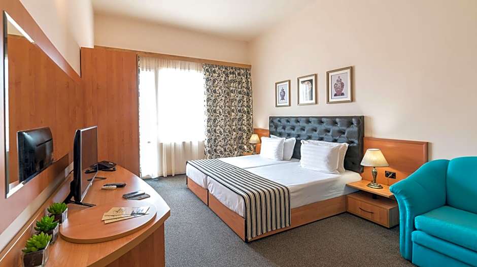 Lotus Family Hotel - Free Parking