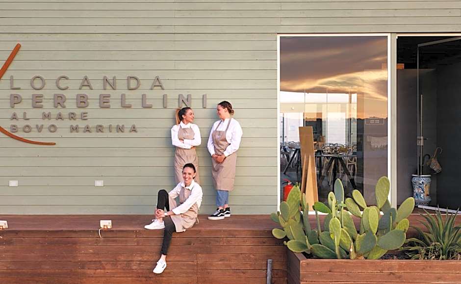 Luna Minoica Suites and Apartments