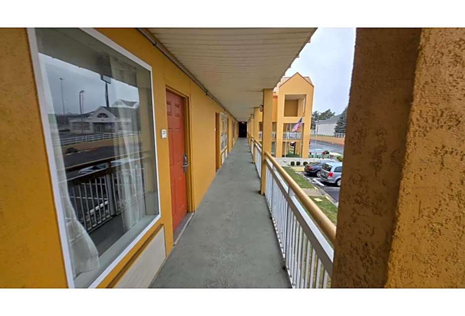 Lone Star Inn & Suites by OYO Harlingen TX