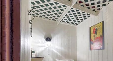 Semi-private Queen Cabin with Window - City View