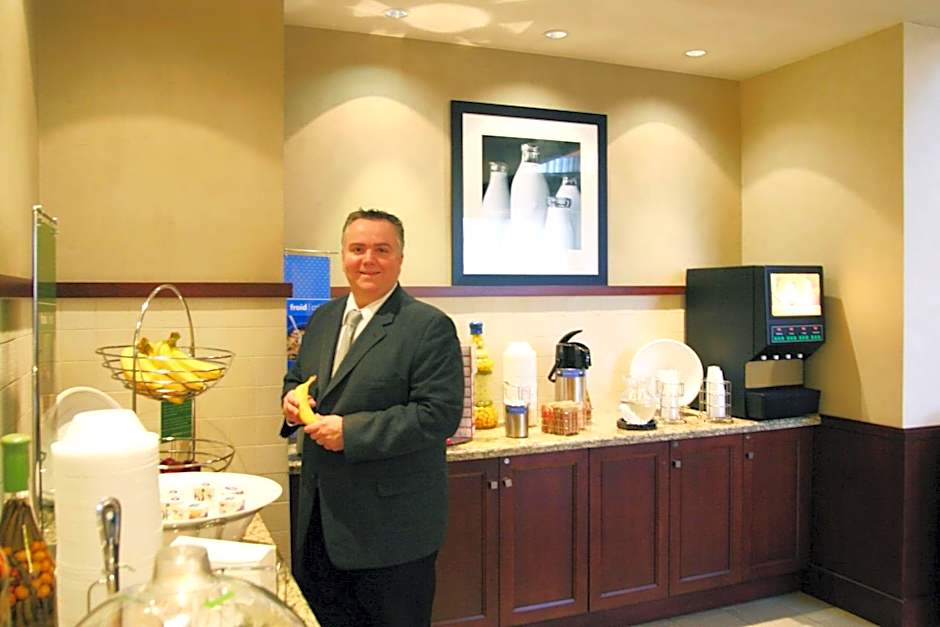 Hampton Inn By Hilton & Suites Laval Quebec Canada