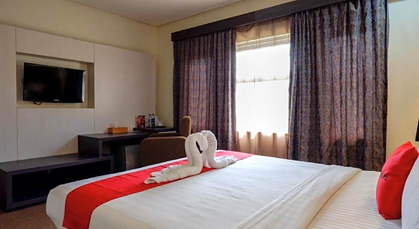 RedDoorz Plus near Hotel Benua Kendari
