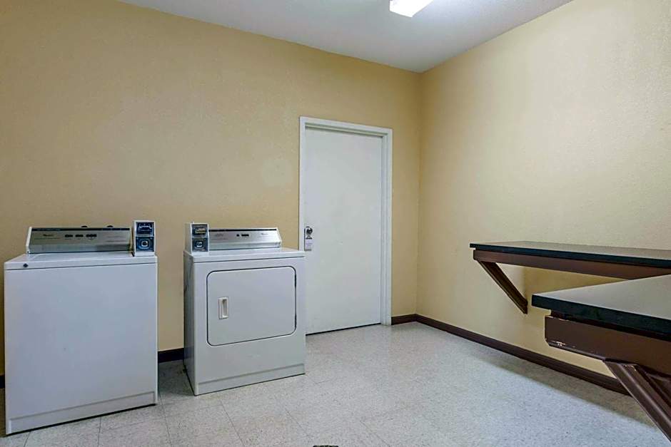 Days Inn by Wyndham near Kansas Speedway