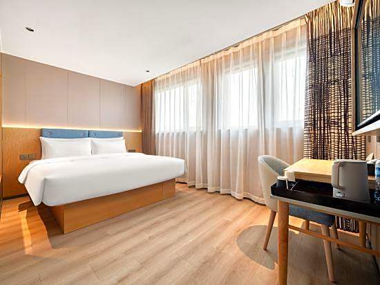 Home Inn (Ningbo Railway Station Daqingqiao Metro Station)