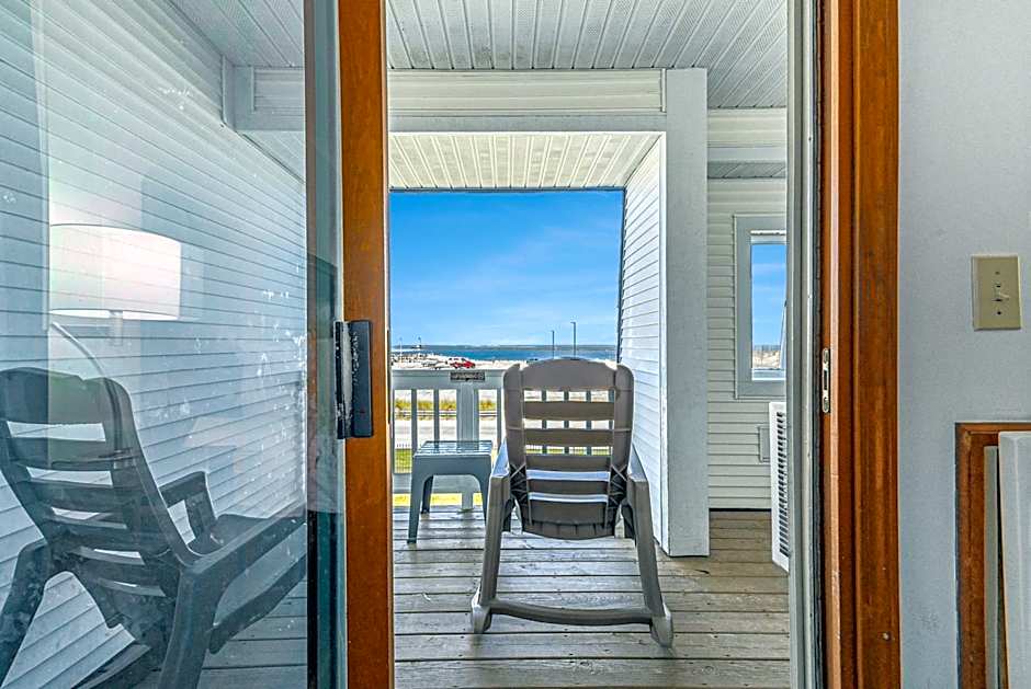 Snyders Shoreline Inn