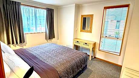 Deluxe One-Bedroom Apartment