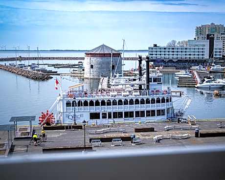 Standard King Room with Harbor View and Balcony - Accessible