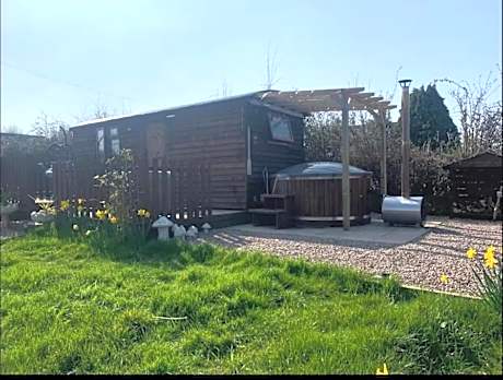 Four Seasons Mini Zoo Country Retreat with Wood Fuel Hot Tub close to kington Market Town