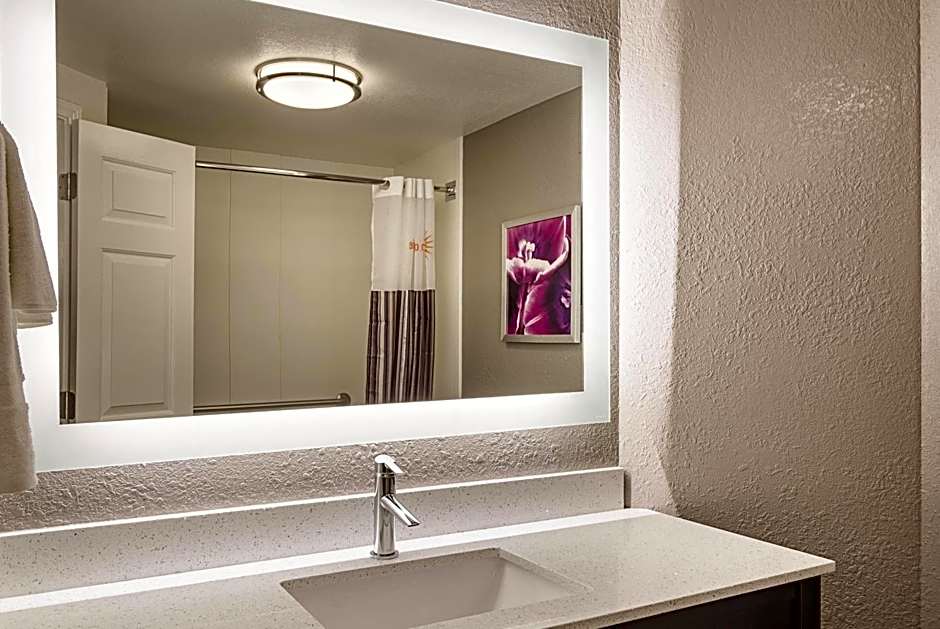 La Quinta Inn & Suites by Wyndham Atlanta Perimeter Medical Center