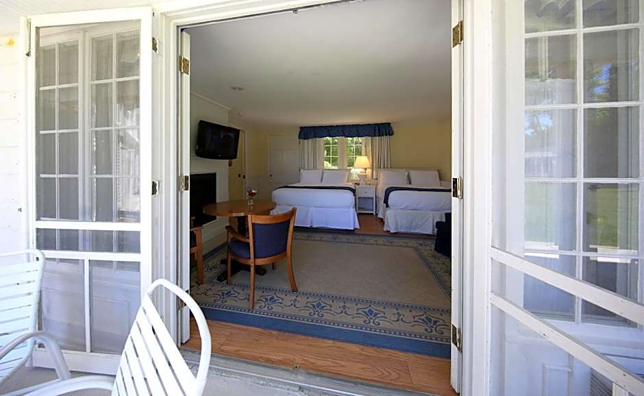 Colonial Inn Harbor Springs