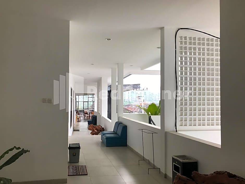 Hotel D88 Mitra RedDoorz near Santera Flower Garden