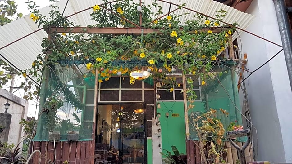 Balai Flordeliza Guest House & Garden Cafe