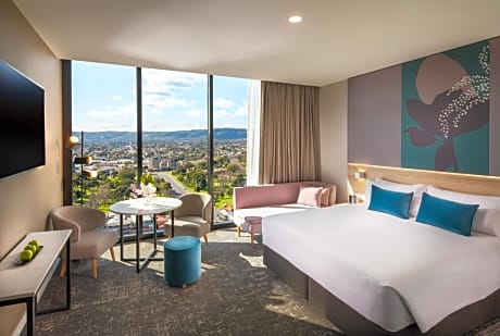 1 King Bed Premium Adelaide Hill View
