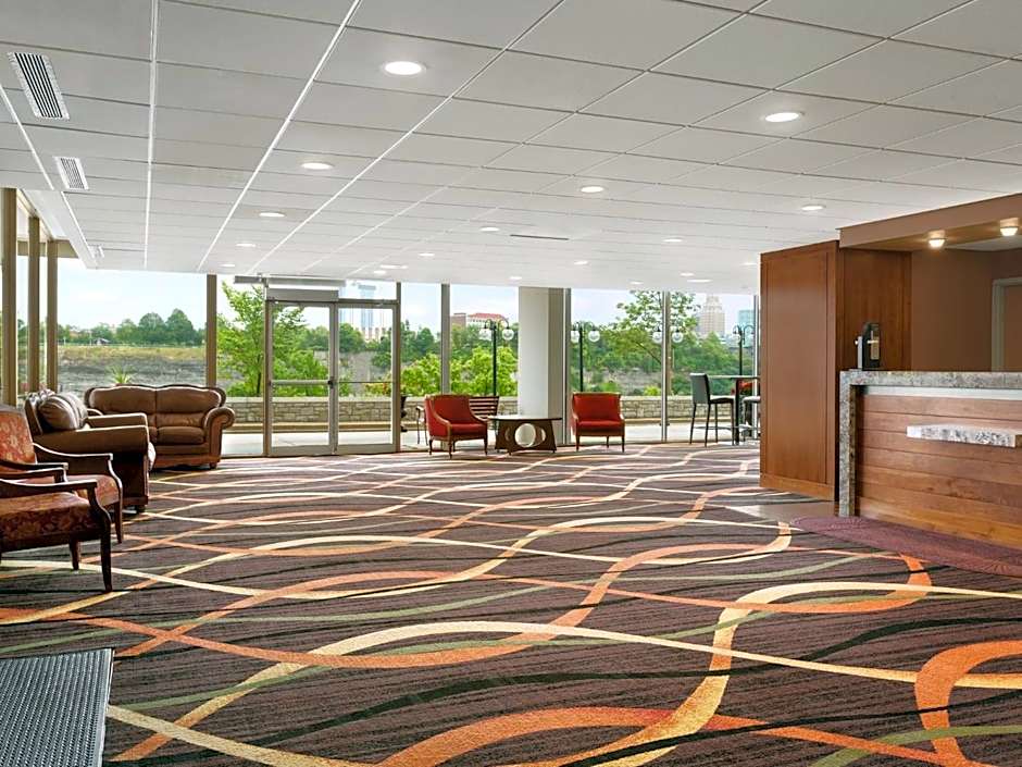 Travelodge by Wyndham Niagara Falls Fallsview