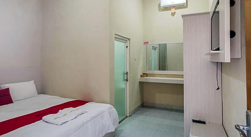 RedDoorz near Pantai Pancer Door Pacitan