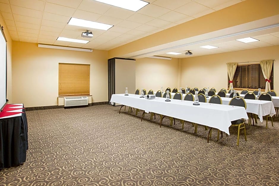 Ramada by Wyndham Des Moines Tropics Resort & Conference Ctr
