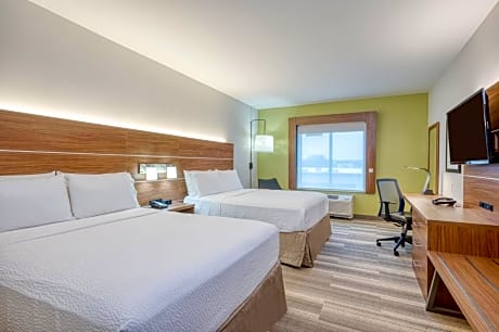 Standard Queen Room with Two Queen Beds and Mobility Accessible Tub