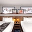 La Quinta Inn & Suites by Wyndham Knoxville Central Papermill