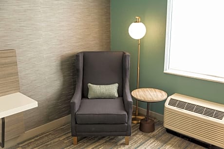 1 King Premium W/In-Room Drinks-Snacks