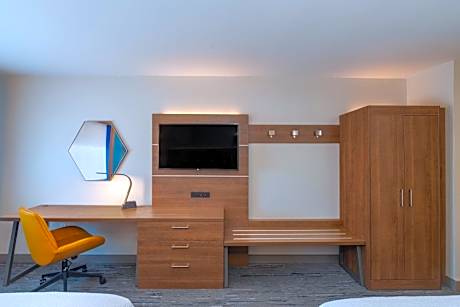 Deluxe Suite - Hearing Accessible - Non-Smoking