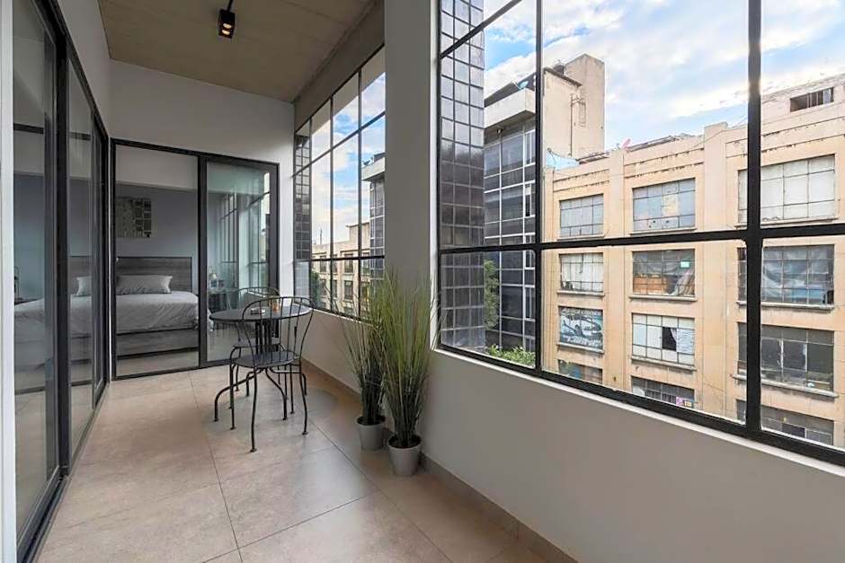 P402 Private balcony Apt 3Bdrm 2bth AC Rooftop