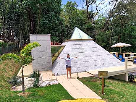 Pirâmide Quéops, Vila Mágica