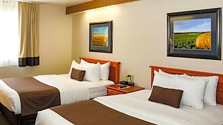 2 Queen Beds | Mobil Access RI Shr Nsmk Ktchn