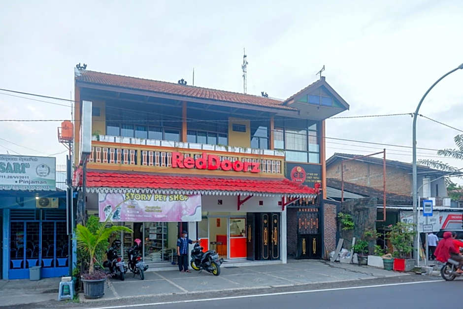 GE 2010 Syariah Guest House by RedDoorz – Karanganyar, SD