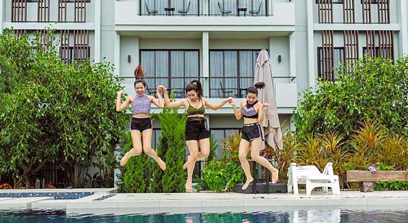 GreenVille Laguna Hotel