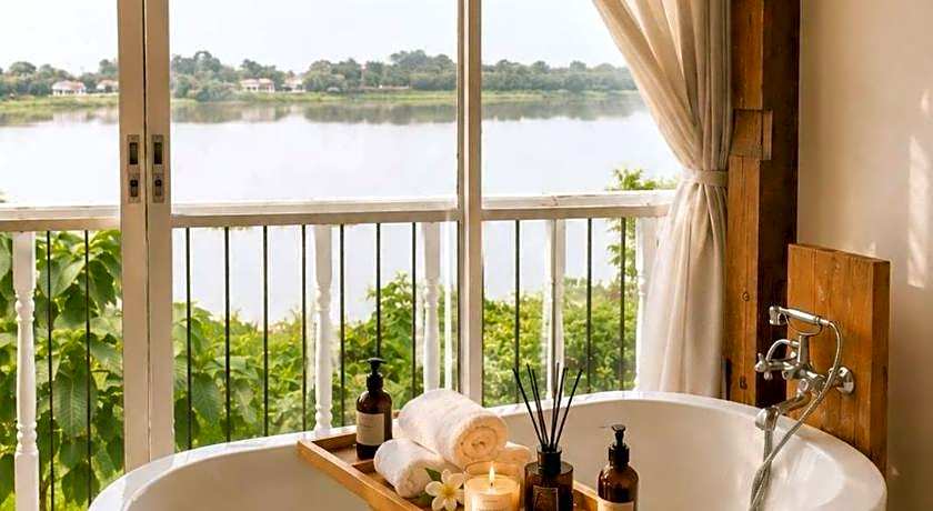 White Wall Riverfront Hotel