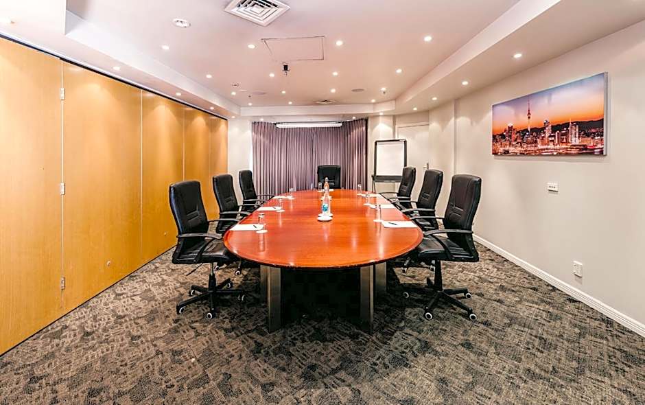 Parkside Hotel & Apartments