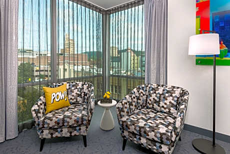 SUITE, KING BED