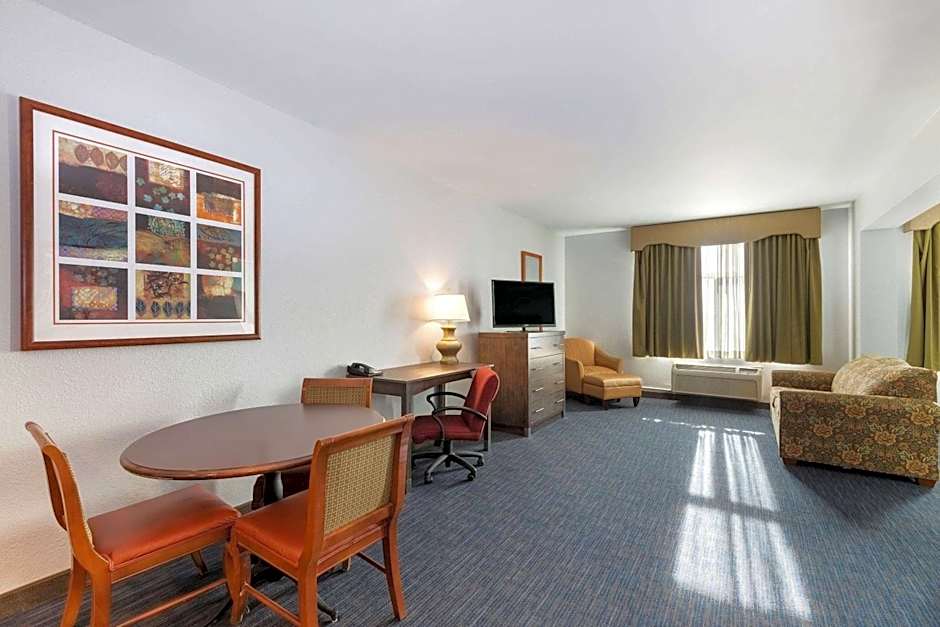 La Quinta Inn & Suites by Wyndham Omaha Airport Downtown