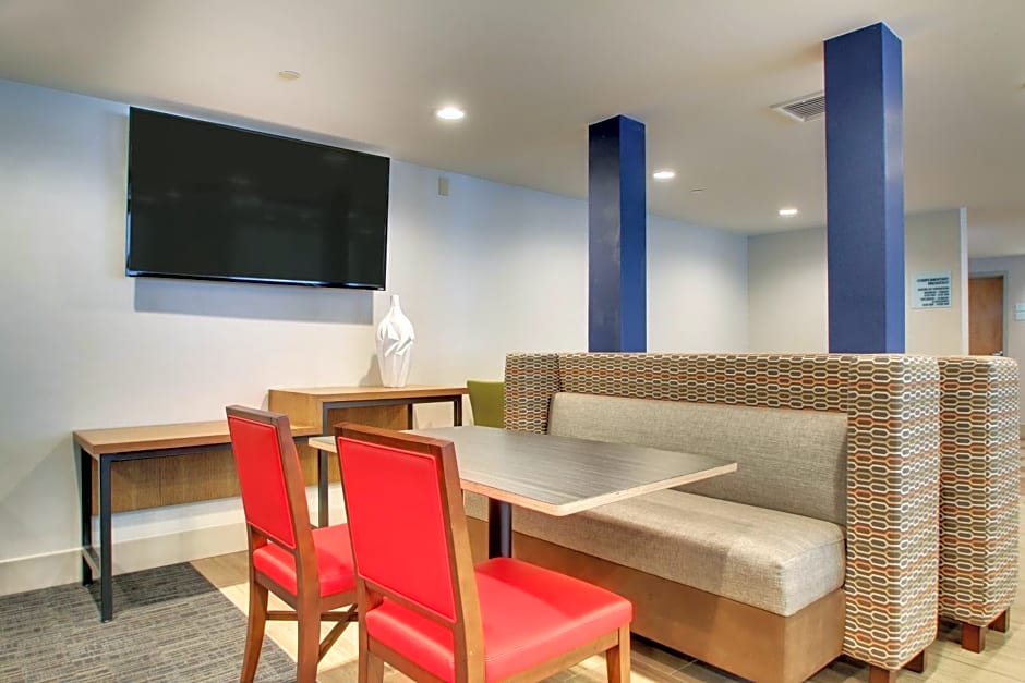 Holiday Inn Express & Suites - Lincoln East - White Mountains by IHG