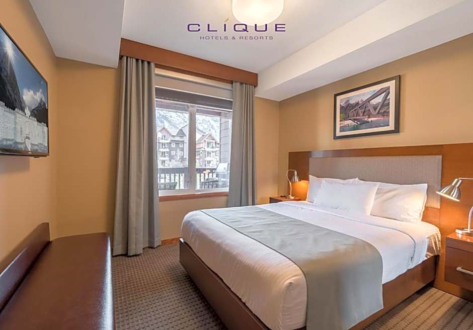 Falcon Crest Lodge by CLIQUE