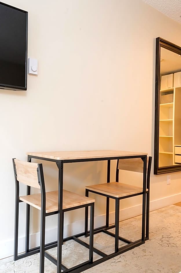 Cozy Creek Den - Studio w Hot Tub and Pool