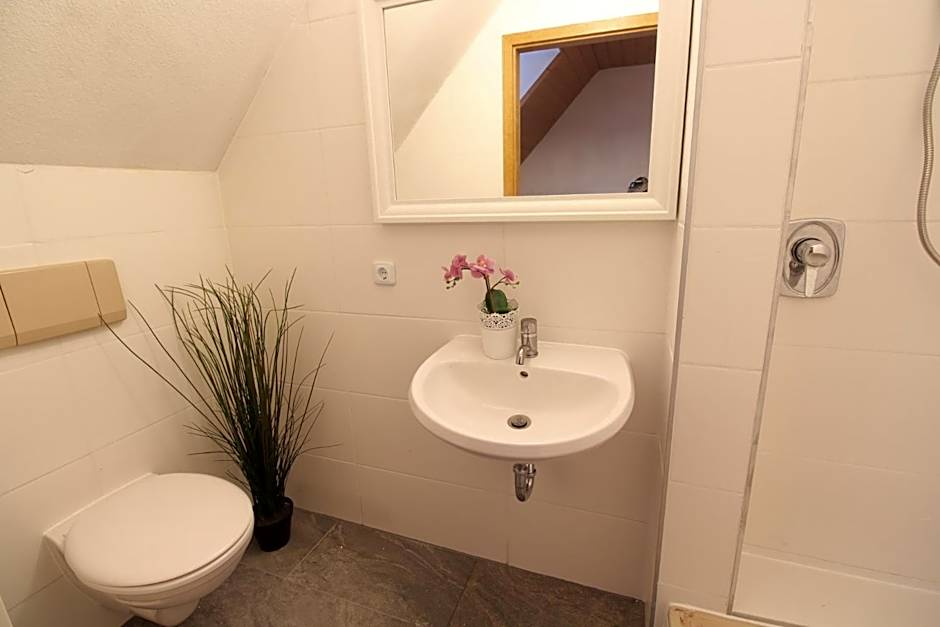 Hotel Ulm Zentrum - Komplettes Zimmer, Hochbett, Android TV & eigenem Bad - perfekt fur Familien & Gruppen