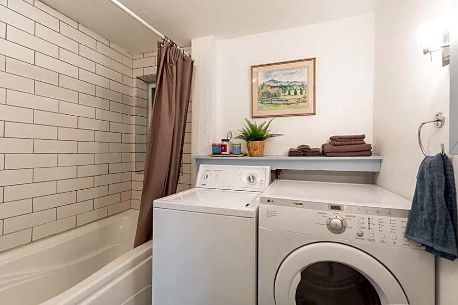 Chalet du Village - Rustic charm, lake - beach access