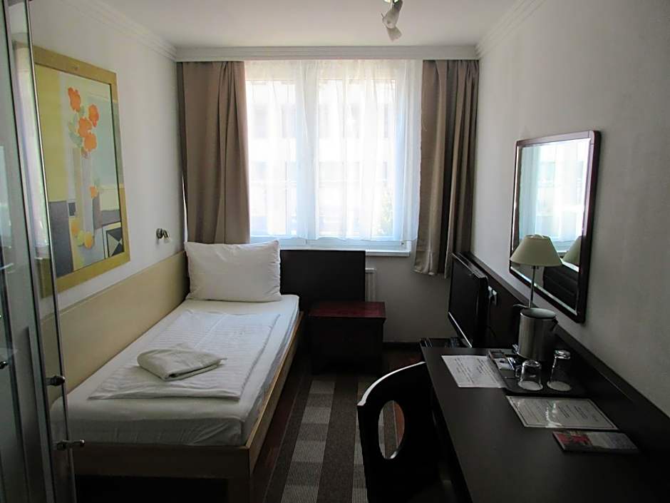 Hotel Attaché