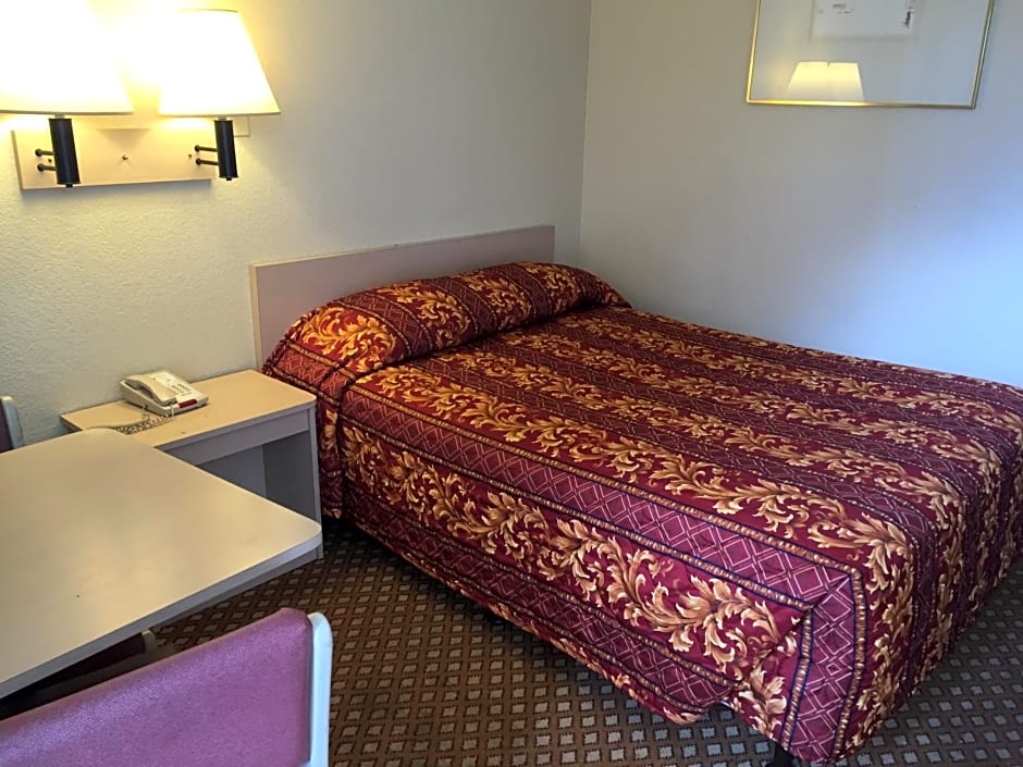 Hilltop Inn & Suites